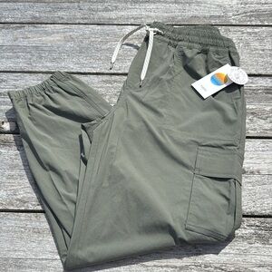 Vuori  Birch‎ Joggers Women's army green size Large NWT